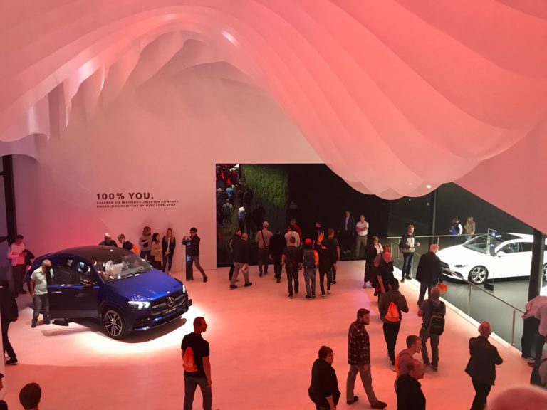 Abbildung zeigt einen Teil der IAA 2019. Einen Teil von dem Pavillon Mercedes.